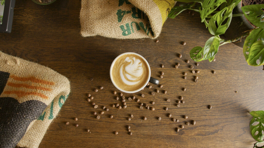 Eine Kaffeetasse mit Latte Art