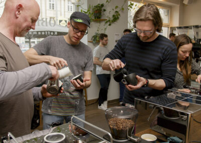 Jens Rettig zeigt den Latte Art Kurs Teilnehmern das Eingießen